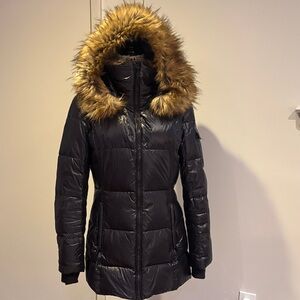 Stylish Black Puffer Coat with Faux Fur Hood